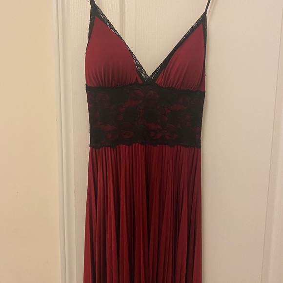 Beautiful rose coloured dress with black lace embroidery - Picture 1 of 1